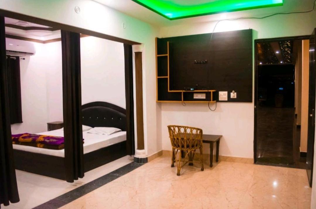 Flying Penguin Hostel Rishīkesh Buitenkant foto